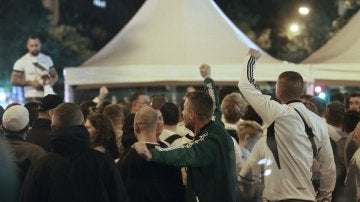 Aficionados del Legia en las inmediaciones del estadio Santiago Bernabéu