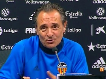 Frame 32.560326 de: Prandelli: "Esta noche dormiré muy bien porque no tengo la fórmula para frenar a Messi"