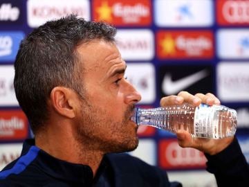Luis Enrique bebe agua durante la rueda de prensa
