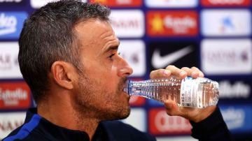 Luis Enrique bebe agua durante la rueda de prensa