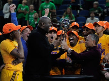 Magic Johnson entrega el trofeo de la WNBA a las jugadoras de los Sparks de los Ángeles
