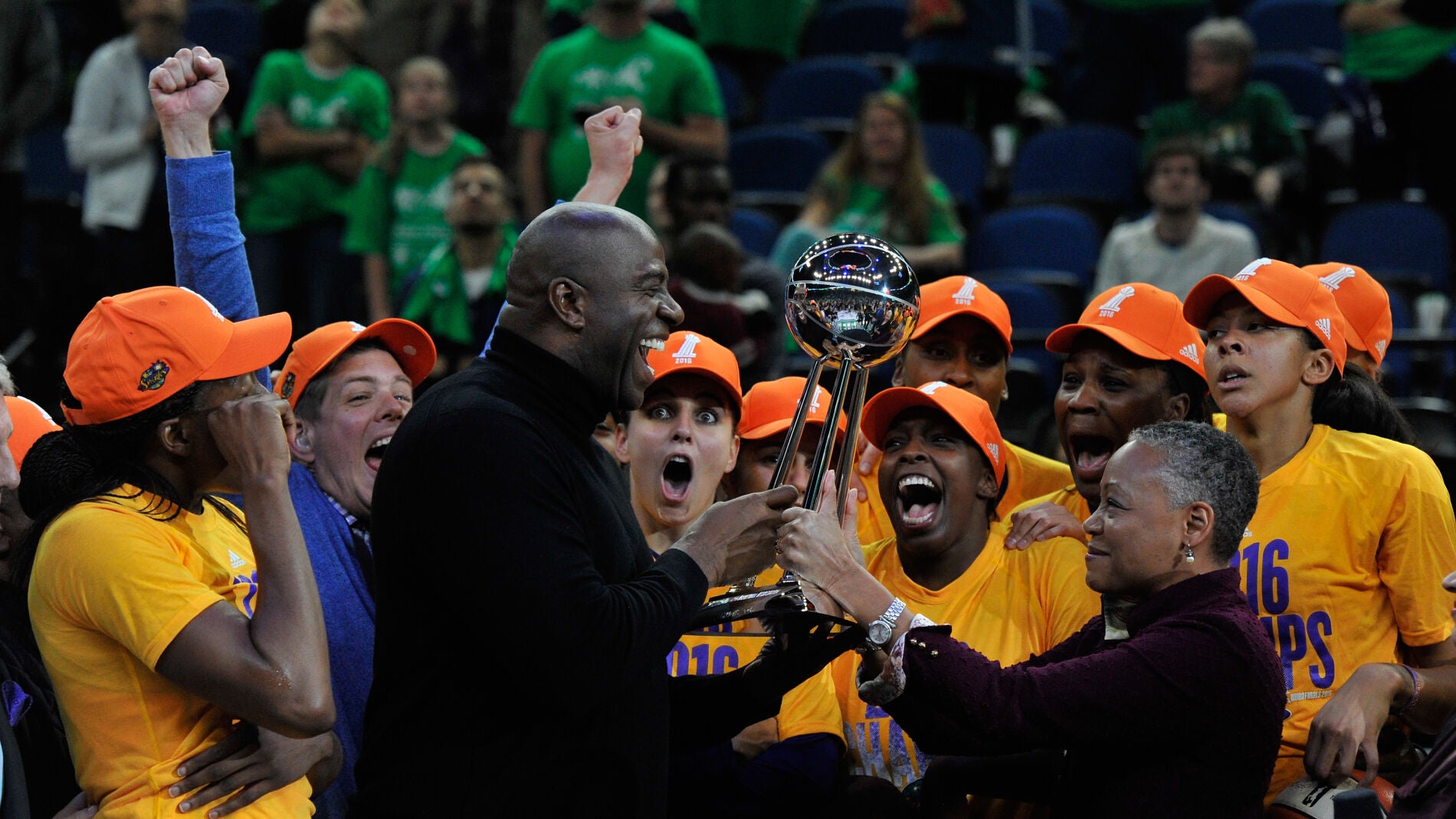 Magic Johnson entrega el trofeo de la WNBA a las jugadoras de los Sparks de los &Aacute;ngeles