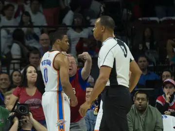 Un aficionado de los 76ers insulta a Russell Westbrook durante el encuentro Un aficionado de los 76ers insulta a Russell Westbrook durante el encuentro