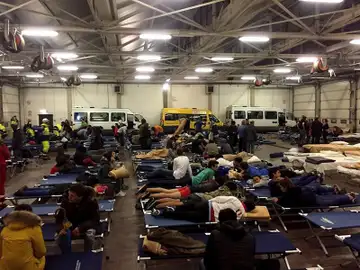 Decenas de personas evacuadas por los terremotos, pasan la noche en un hangar de autobuses convertido en refugio temporal en Italia Decenas de personas evacuadas por los terremotos, pasan la noche en un hangar de autobuses convertido en refugio temporal en Italia