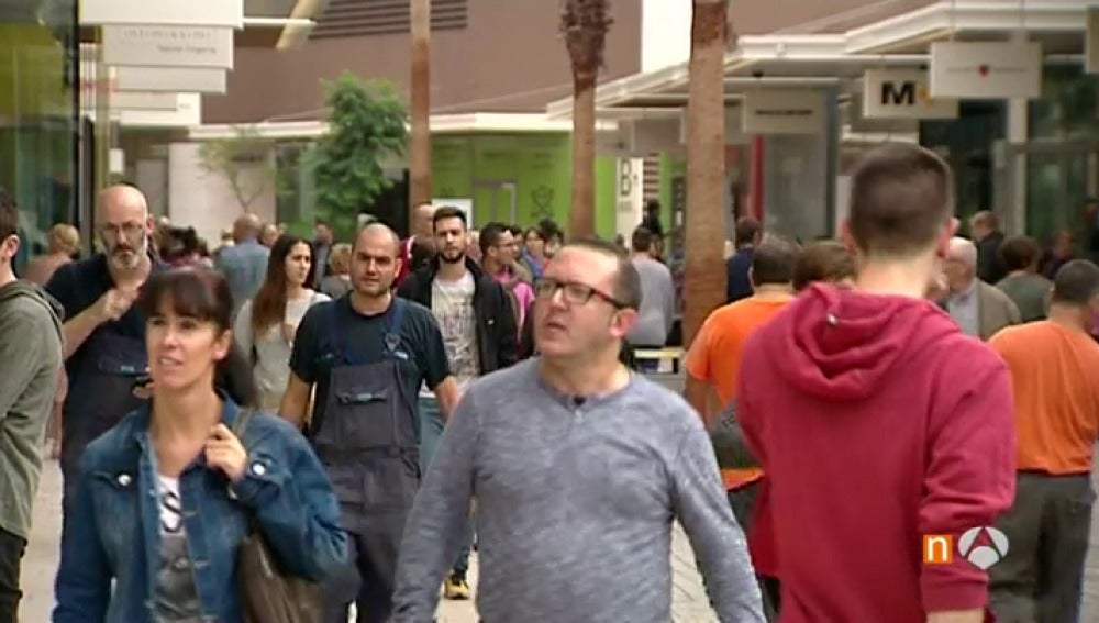 Gente pasea por un centro comercial
