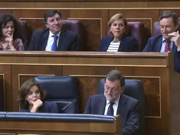 Frame 9.720248 de: Iglesias recomienda que se callen los del PP cuando se habla de delincuentes y Cospedal le responde desde el escaño Frame 9.720248 de: Iglesias recomienda que se callen los del PP cuando se habla de delincuentes y Cospedal le responde desde el escaño