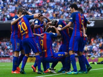 Los jugadores del Barça tras recibir el botellazo en Mestalla