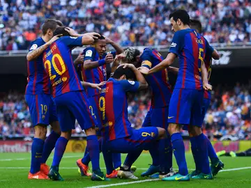 Los jugadores del Barça tras recibir el botellazo en Mestalla Los jugadores del Barça tras recibir el botellazo en Mestalla