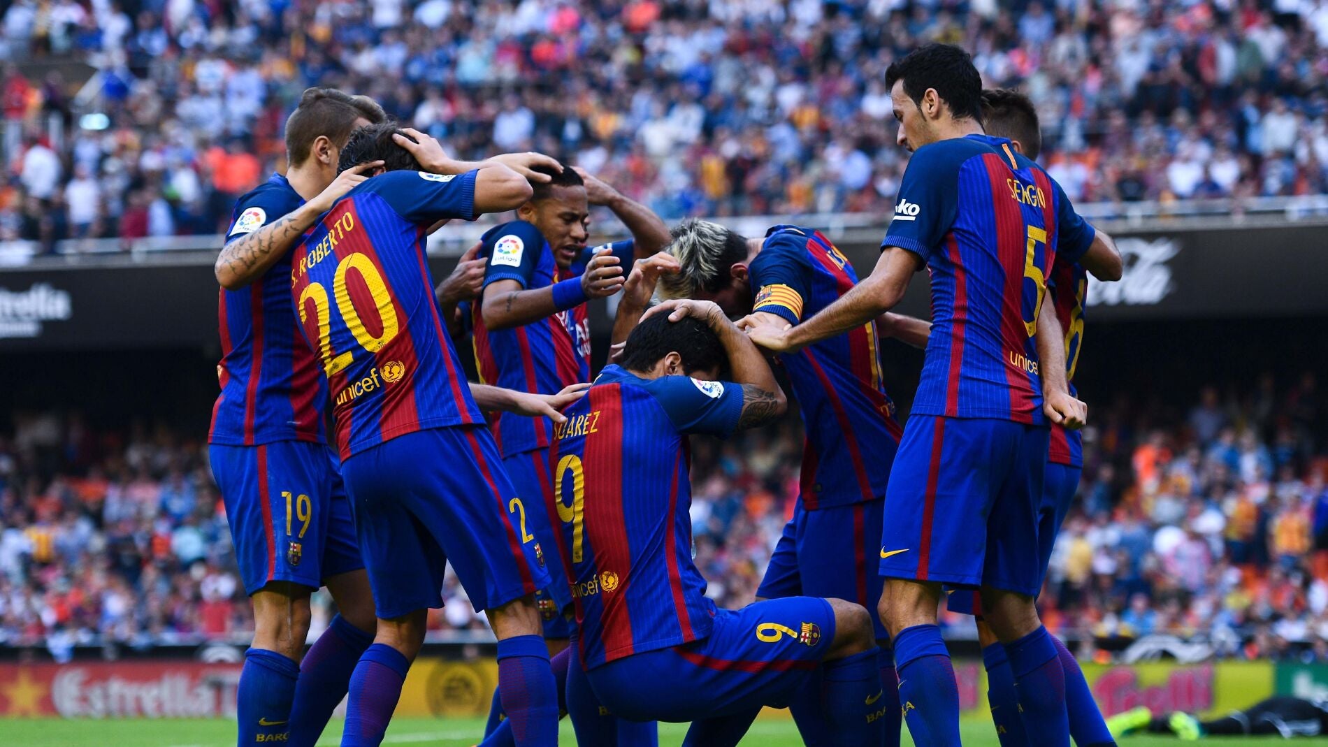 Los jugadores del Bar&ccedil;a tras recibir el botellazo en Mestalla