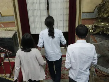 Iglesias, Bescansa y Errejón abandonan el hemiciclo Iglesias, Bescansa y Errejón abandonan el hemiciclo