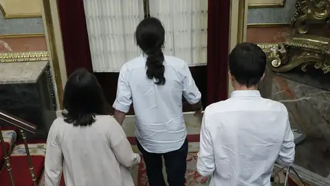 Iglesias, Bescansa y Errejón abandonan el hemiciclo Iglesias, Bescansa y Errejón abandonan el hemiciclo