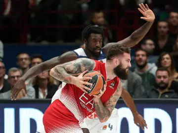 Othello Hunter intenta arrebatar el balón a Raduljica Othello Hunter intenta arrebatar el balón a Raduljica