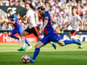 Leo Messi ante el Valencia CF Leo Messi ante el Valencia CF