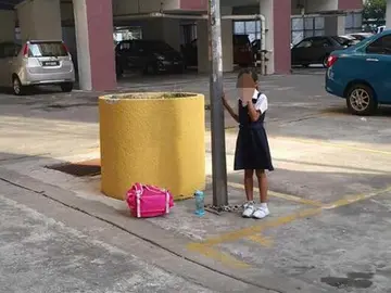 La niña encadenada a la farola La niña encadenada a la farola