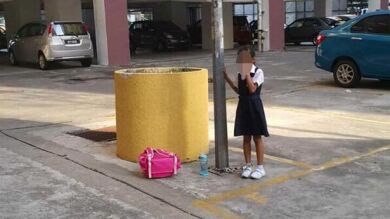 Una madre encadena a su hija en una farola como castigo por negarse a ir a clase