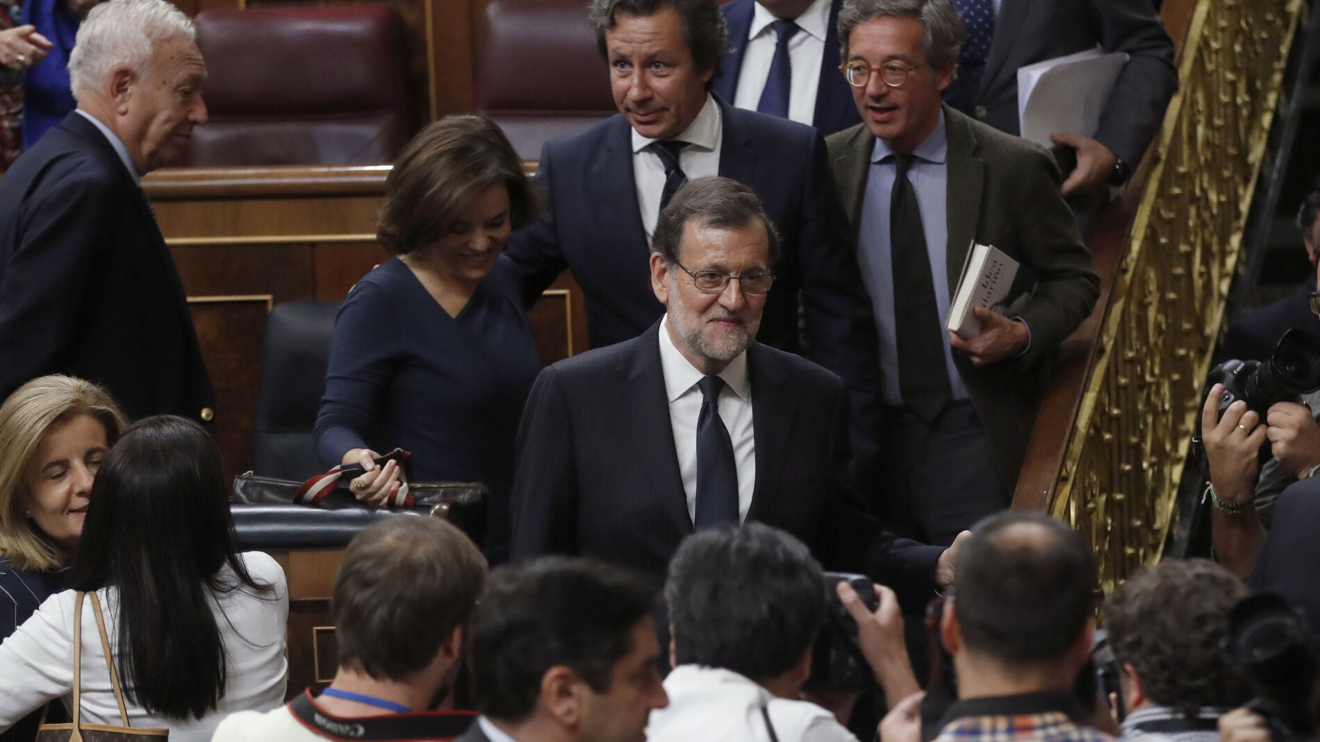 Mariano Rajoy abandona el hemiciclo