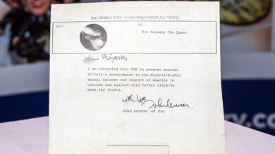 Tasan en 67.000 euros una carta escrita por John Lennon a Isabel II