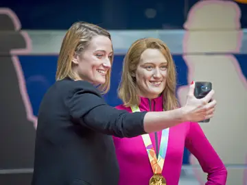 El selfie de Mireia Belmonte junto a su figura de cera El selfie de Mireia Belmonte junto a su figura de cera