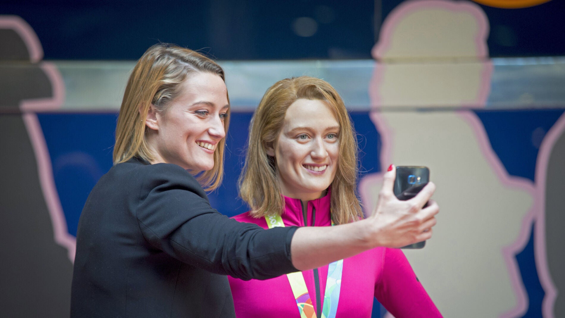 El selfie de Mireia Belmonte junto a su figura de cera
