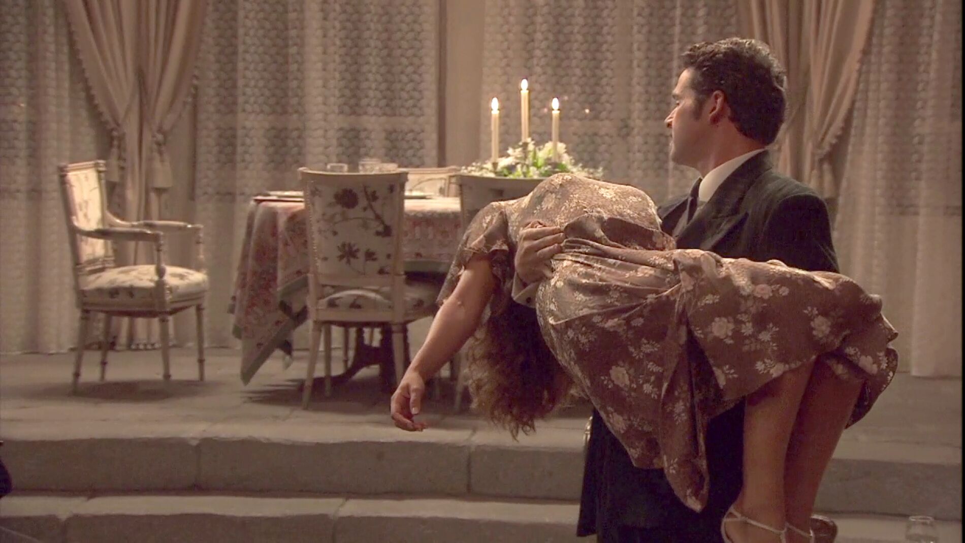 Garrigues hace que Emilia caiga rendida a sus brazos