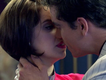 Marta y Rafael, al límite de un beso