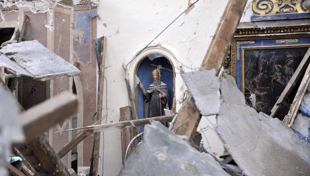 Vista de una iglesia dañada por el terremoto de este jueves en la localidad de Villa Sant'Antonio