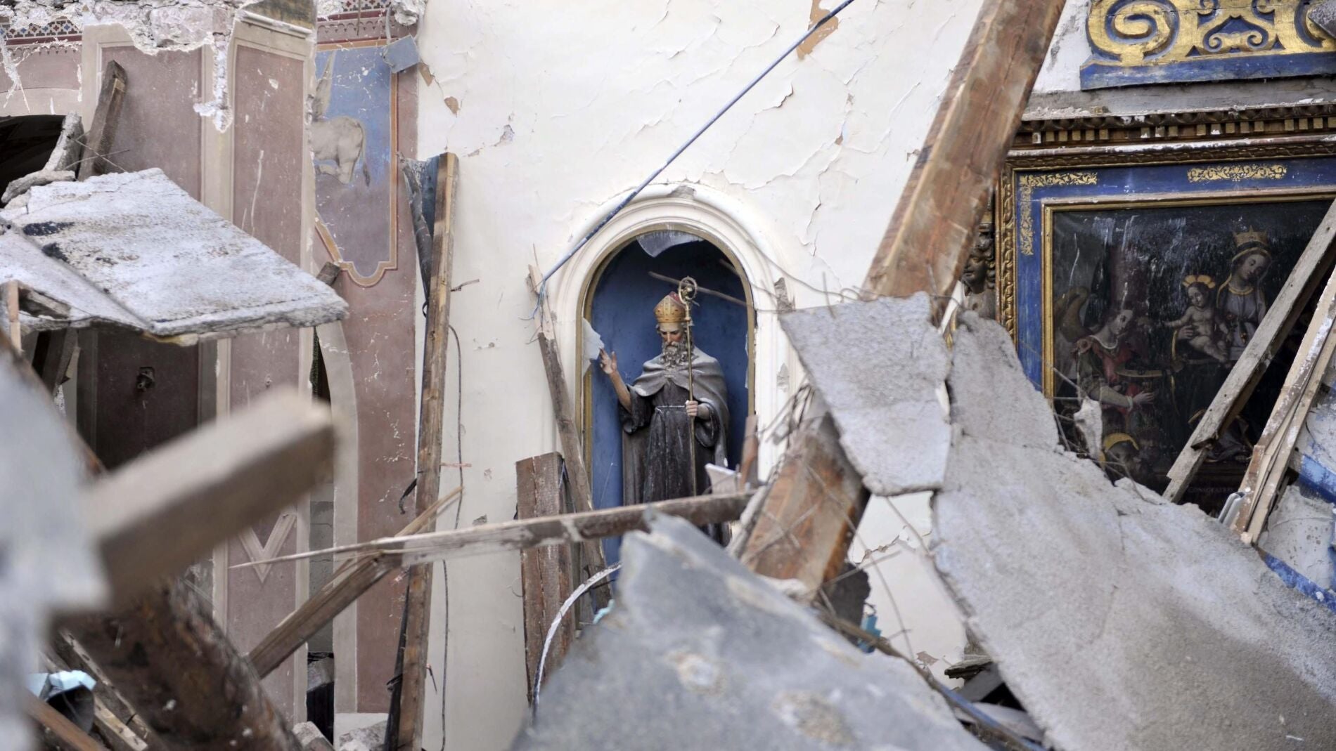 Vista de una iglesia da&ntilde;ada por el terremoto de este jueves en la localidad de Villa Sant'Antonio 