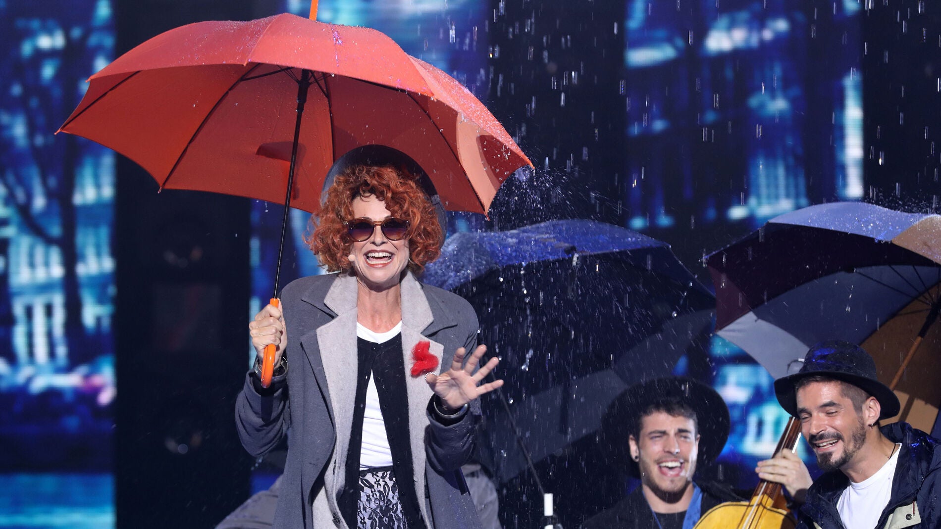 Una actuaci&oacute;n pasada por agua de Esther Arroyo como Fairground Attraction en 'Perfect'
