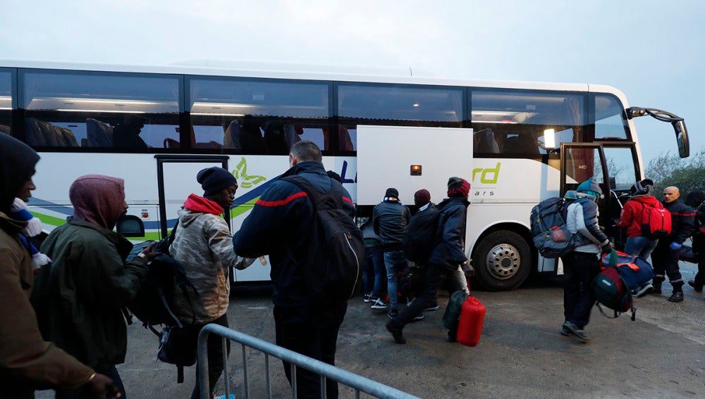 Autobús que transporta a los inmigrantes de Calais