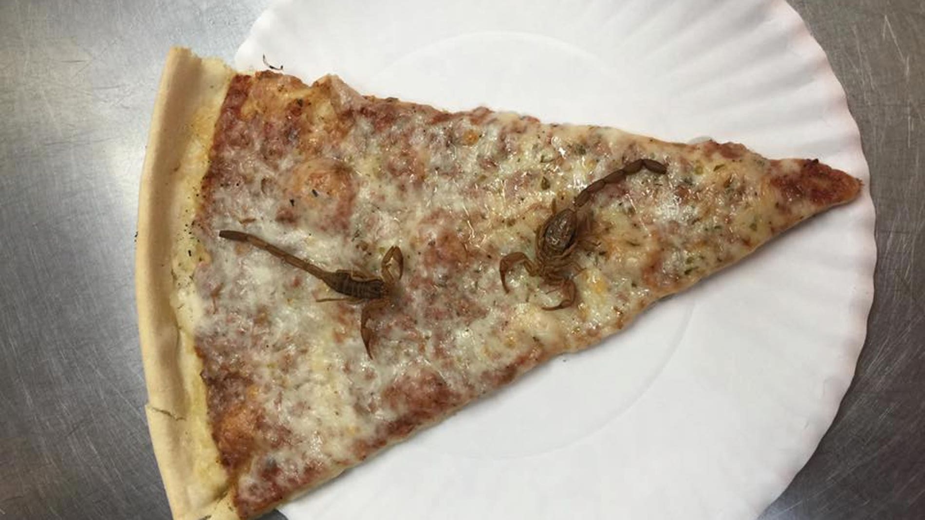 La legendaria pizza de escorpiones.
