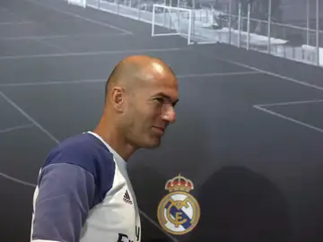 Zidane se marcha de la sala de prensa Zidane se marcha de la sala de prensa