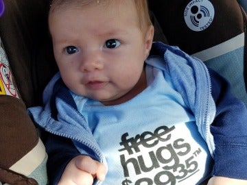 Bebé con su camiseta de abrazos a 39,35 dólares 