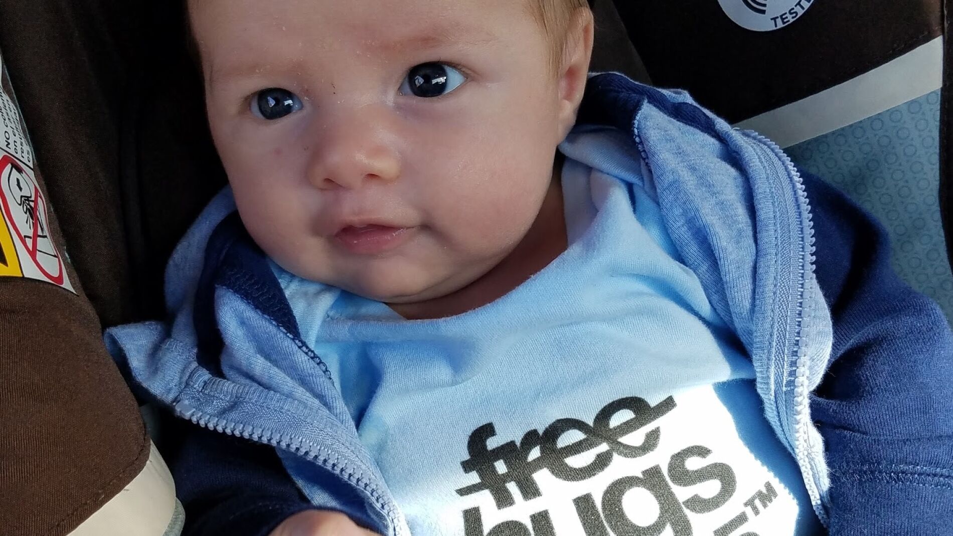 Beb&eacute; con su camiseta de abrazos a 39,35 d&oacute;lares 