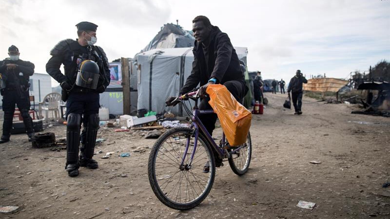 Polémica entre Francia y Reino Unido por la situación de decenas de niños tras desalojar el campamento de Calais 