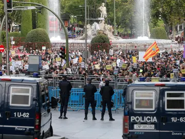 Efectivos de la policía a la entrada a la Carrera de San Jerónimo frente a una concentración anterior de la iniciativa 'Rodea el Congreso' Efectivos de la policía a la entrada a la Carrera de San Jerónimo frente a una concentración anterior de la iniciativa 'Rodea el Congreso'
