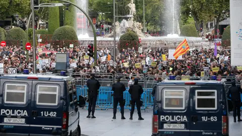 Efectivos de la policía a la entrada a la Carrera de San Jerónimo frente a una concentración anterior de la iniciativa 'Rodea el Congreso' Efectivos de la policía a la entrada a la Carrera de San Jerónimo frente a una concentración anterior de la iniciativa 'Rodea el Congreso'