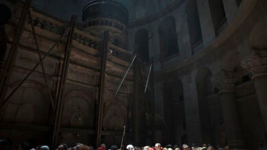 Retiran por primera vez en siglos la losa de la tumba de Jesucristo en Jerusalén