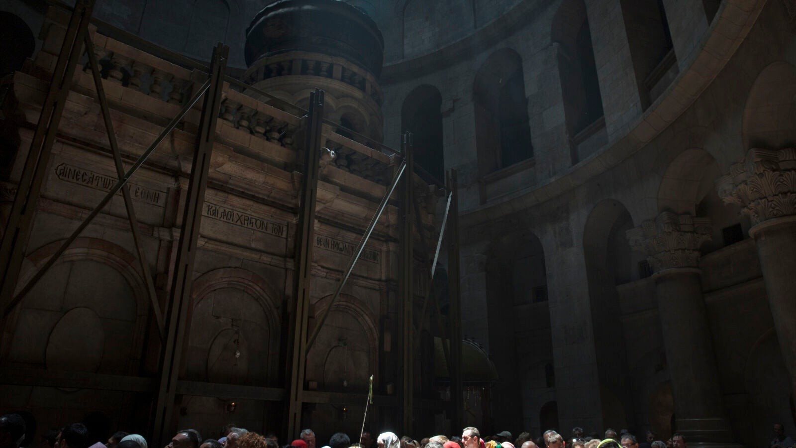 Retiran por primera vez en siglos la losa de la tumba de Jesucristo en Jerusalén
