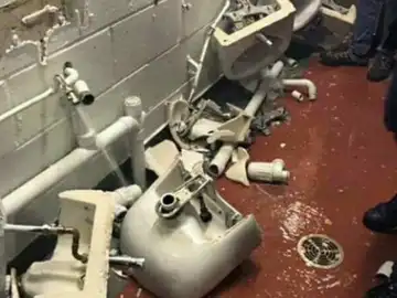 Así quedaron los lavabos de Old Trafford Así quedaron los lavabos de Old Trafford