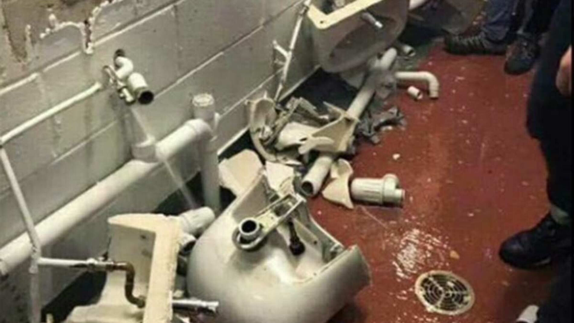 As&iacute; quedaron los lavabos de Old Trafford