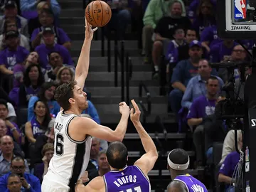 Pau Gasol lanza un gancho ante la defensa de Koufos Pau Gasol lanza un gancho ante la defensa de Koufos
