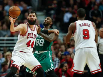 Nikola Mirotic recibe un pase de Rajon Rondo Nikola Mirotic recibe un pase de Rajon Rondo