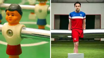 Josh Sundquist disfrazado de muñeco de futbolín Josh Sundquist disfrazado de muñeco de futbolín