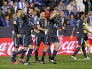 Xabi Prieto celebra el tanto con sus compañeros de la Real Sociedad.