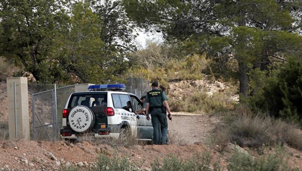 Agentes de la Guardia Civil recorren el camino de acceso al lugar donde agentes del Servicio de Protección de la Naturaleza (Seprona) han localizado, en el fondo de una profunda sima, el cadáver desnudo de una joven en las inmediaciones de la localidad valenciana de Chella
