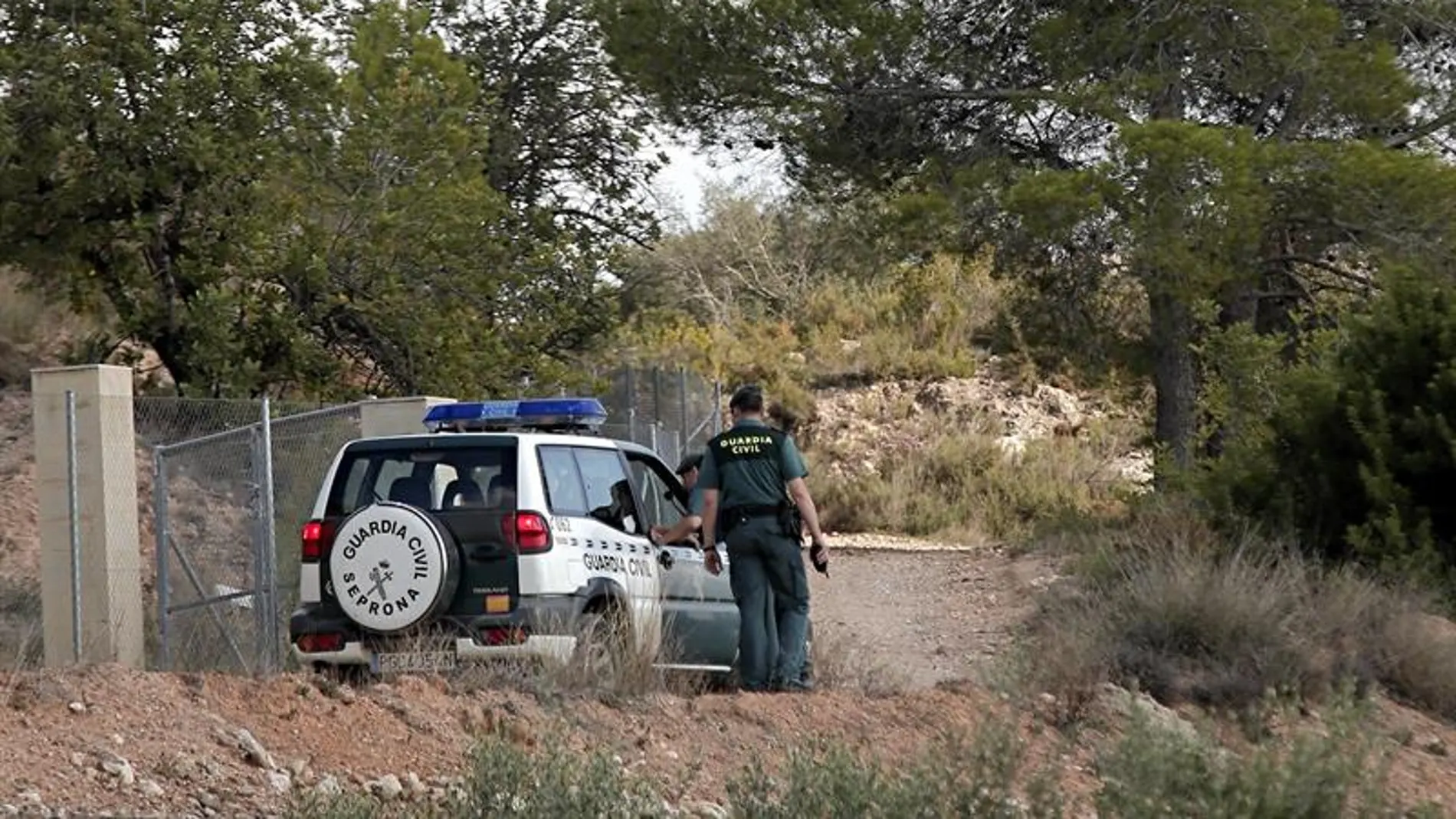 Agentes de la Guardia Civil recorren el camino de acceso al lugar donde agentes del Servicio de Protección de la Naturaleza (Seprona) han localizado, en el fondo de una profunda sima, el cadáver desnudo de una joven en las inmediaciones de la localidad valenciana de Chella Agentes de la Guardia Civil recorren el camino de acceso al lugar donde agentes del Servicio de Protección de la Naturaleza (Seprona) han localizado, en el fondo de una profunda sima, el cadáver desnudo de una joven en las inmediaciones de la localidad valenciana de Chella