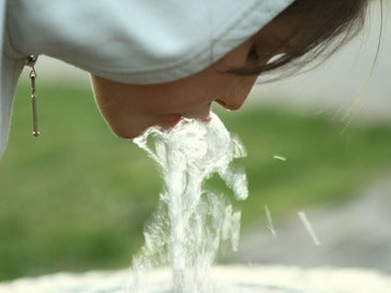 Una joven bebiendo agua