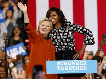 Michelle Obama junto a Hillary Clinton Michelle Obama junto a Hillary Clinton