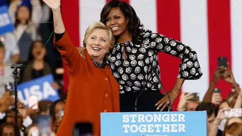 Michelle Obama junto a Hillary Clinton Michelle Obama junto a Hillary Clinton