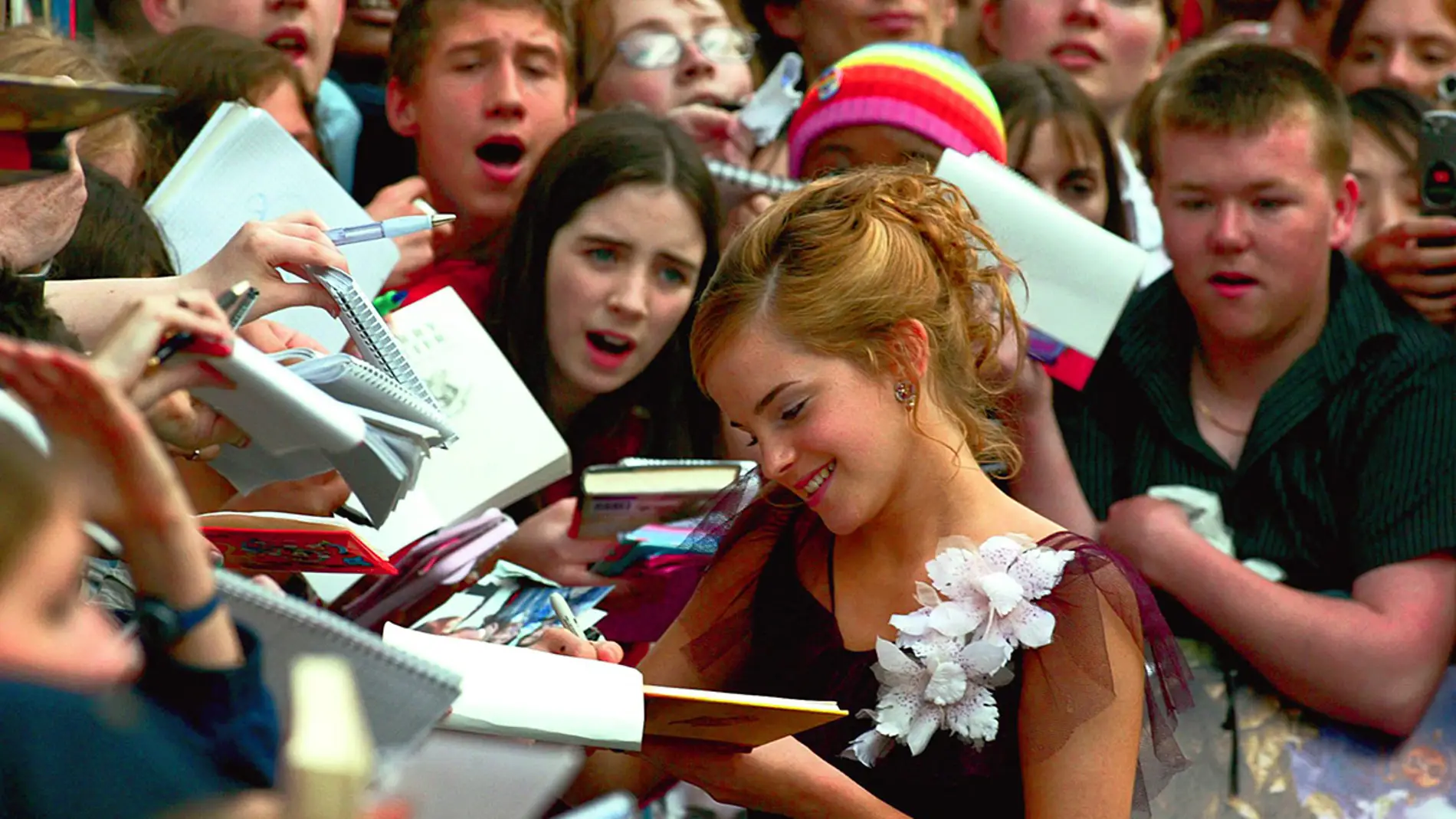 Emma Watson firmando autógrafos a los fans